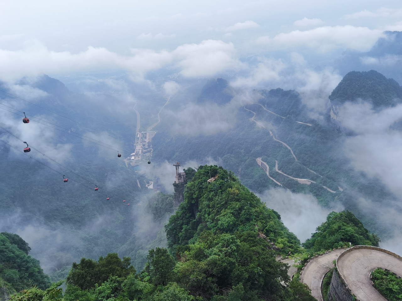 zhangjiajie-8099998_1280.jpg