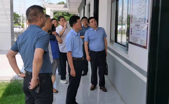 汉寿县人大常委会主任佘斌（右二）调研代表工作_副本.jpg
