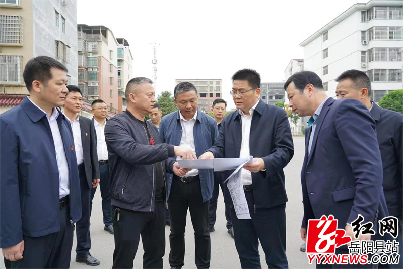 肖湘晖调研教育.jpg 肖湘晖调研教育.jpg