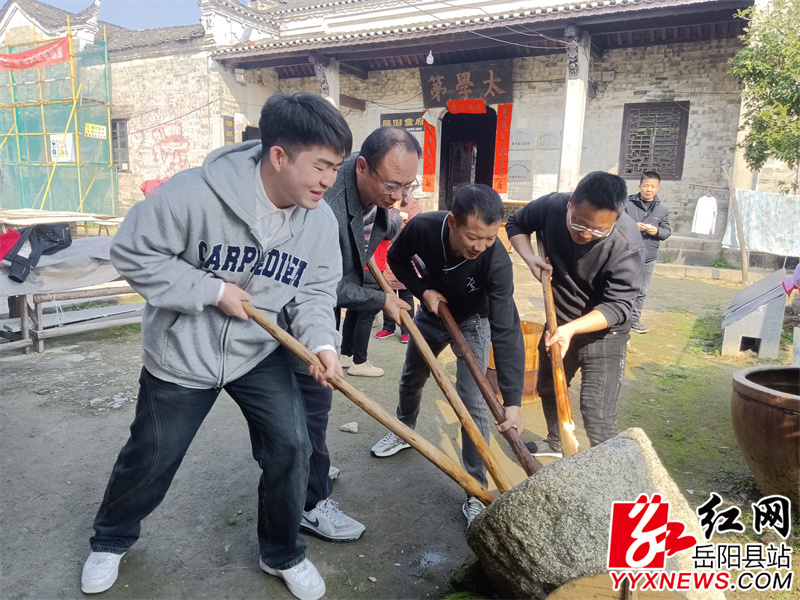 齐心协力打糍粑.jpg 齐心协力打糍粑.jpg