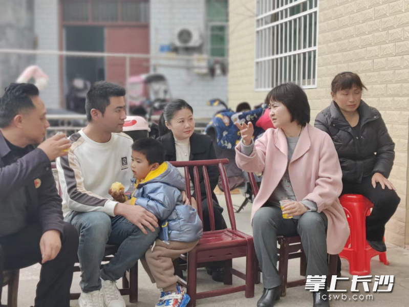 湖南省红十字会走访慰问角膜遗体捐献者家属，感谢他们的大爱选择以及对器官捐献宣传工作的支持。
