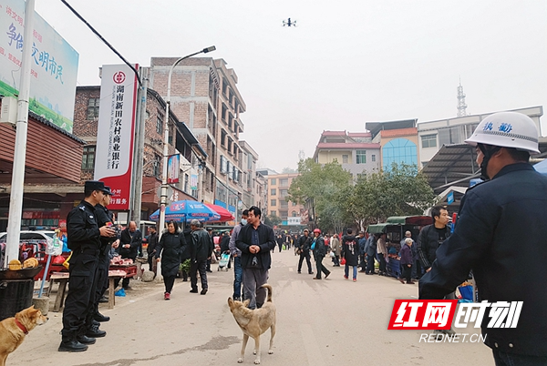 警用无人机在集市上空巡逻宣防。2_副本.jpg