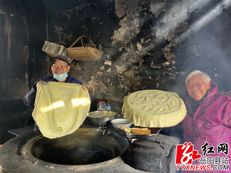 李兰芳夫妻两开心地笑着.jpg