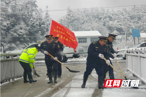 1月22日早上，金井行政执法队组织党员先锋队对辖区内重要路段、桥梁进行铲雪，确保行人出行安全通畅。.png
