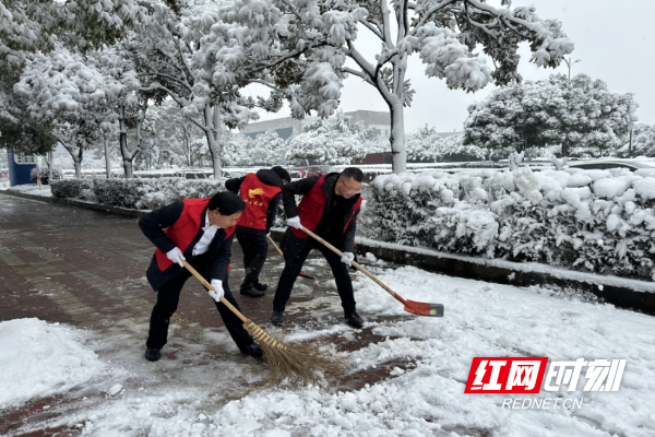 长沙县民政局领导带领40名职工齐心协力，铲除积雪，确保市民正常、安全出行。.png