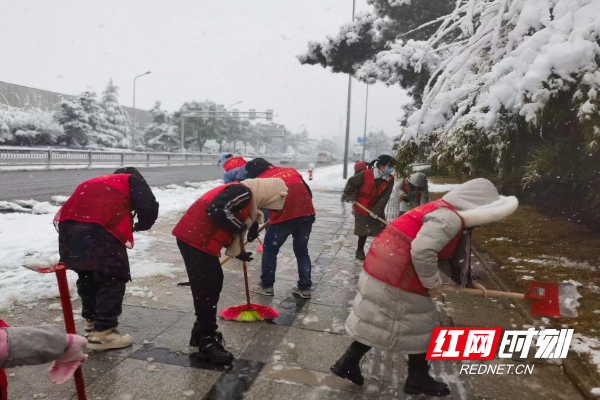 长沙县泉星二小志愿者，在漓湘路义务除雪。1.jpg