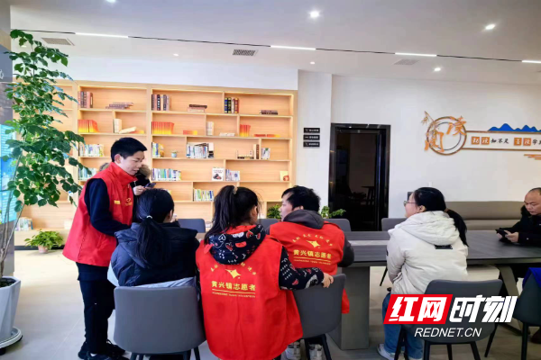黄兴镇石弓湾社区城市驿站准备热茶热水，周边放寒假的小朋友在驿站内当志愿者，为辛勤劳作的环卫工人提供帮助和服务。.jpg