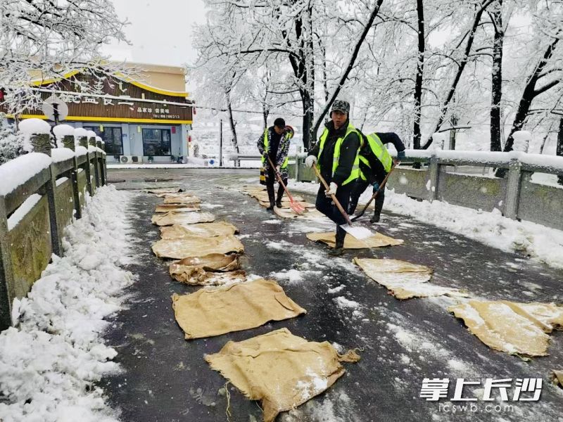 城北農(nóng)村公里鏟冰除雪。