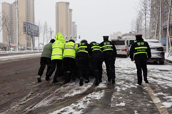 公安交警协力推车。资料图.jpg