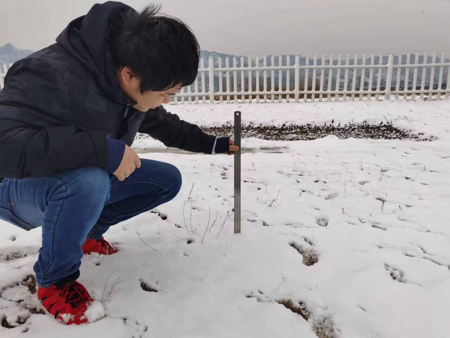 测量雪深.jpg