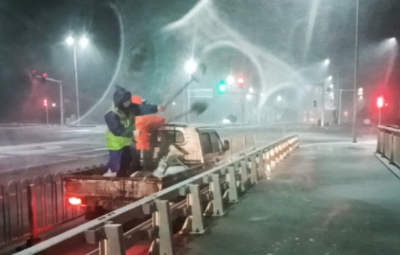 双清城管：与瑞雪共舞 护城市平安(图1)