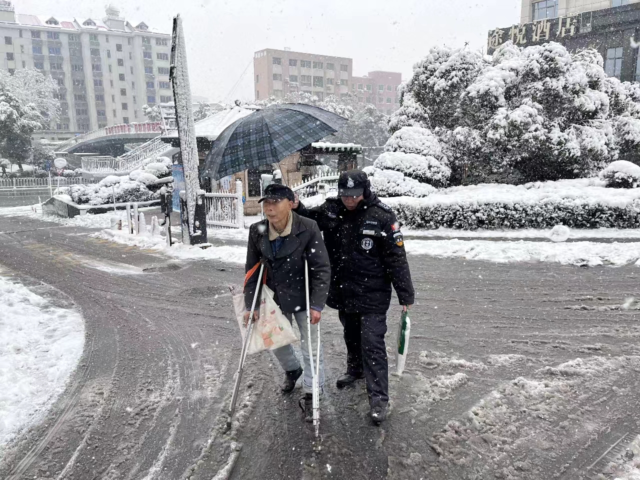 点赞！长沙20万物业人员迎雪而“战” 全力保障居民正常生活秩序