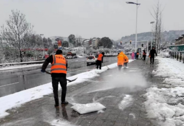 双清城管：与瑞雪共舞 护城市平安(图2)