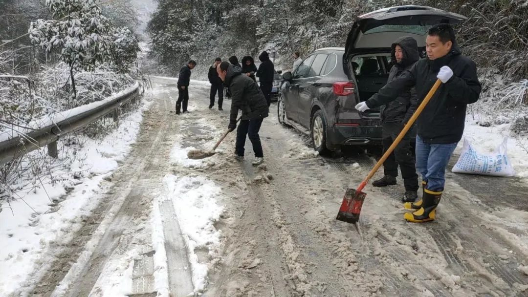 众志成城 抗击冰雪② | 武冈市各部门迅速出击 有效应对低温雨雪天气(图6)