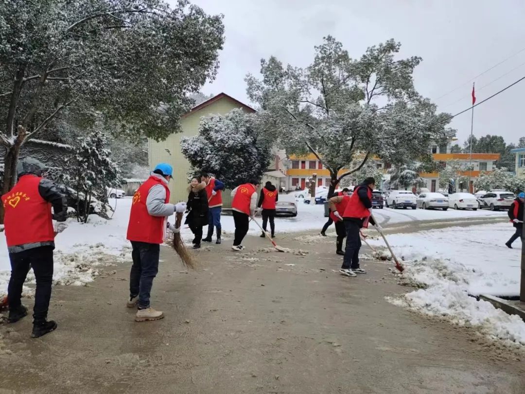 众志成城 抗击冰雪② | 武冈市各部门迅速出击 有效应对低温雨雪天气(图5)
