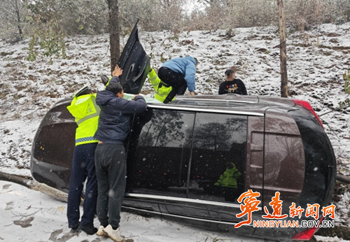 宁远：雪天路滑车侧翻 交警出手解危难_副本500.jpg