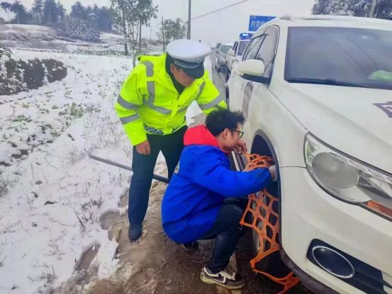众志成城 抗击冰雪② | 武冈市各部门迅速出击 有效应对低温雨雪天气(图1)