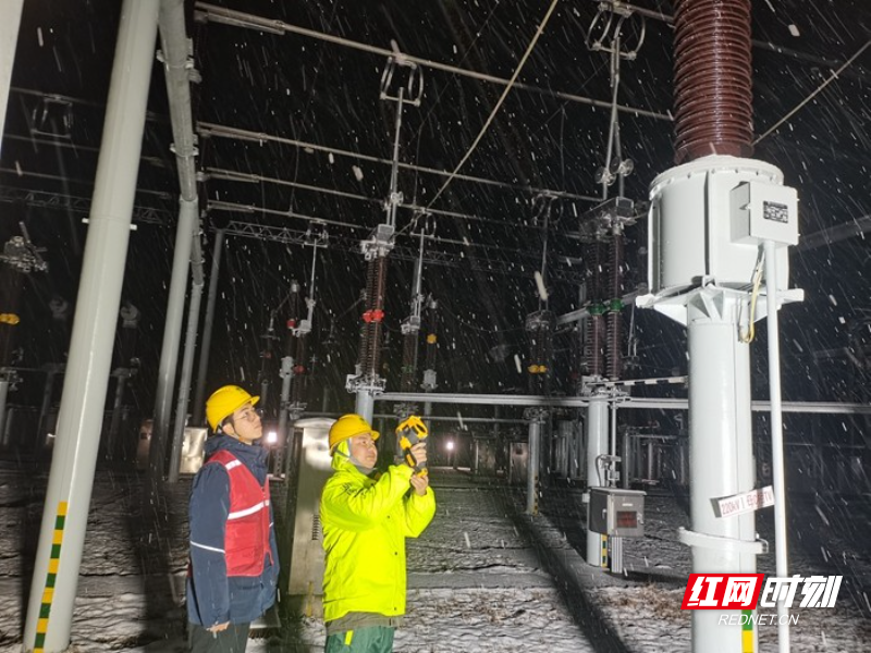 1月22日晚上，变电检修公司在220千伏外沙变开展巡视及测温。.jpg