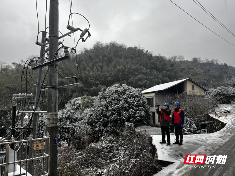 1月22日，湖南郴州公司工作人员对10千伏四微线进行线路观冰特巡，对易覆冰区域的柱上设备、台区及封闭式设备进行测温测负荷。（李园）.jpg