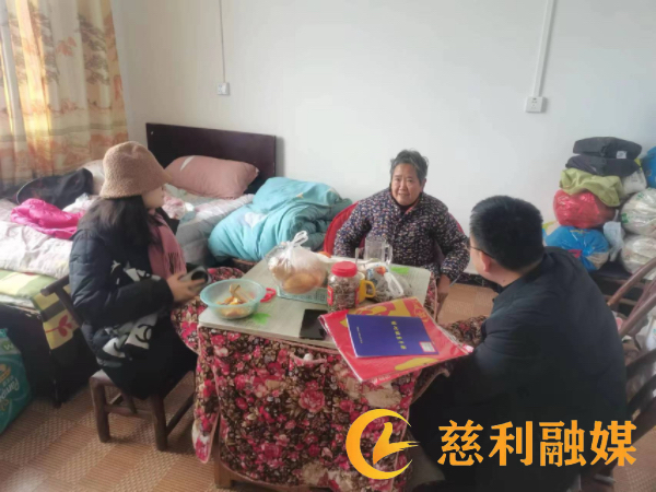 走访慰问孤寡老人.jpg