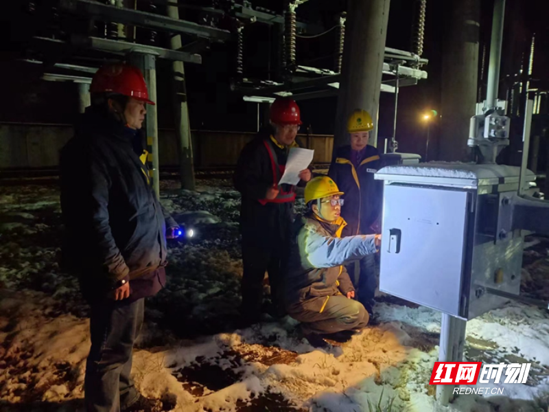 1月22日晚上9点，变电检修公司在220千伏罗霄变对110千伏铁罗线进行融冰操作。.jpg