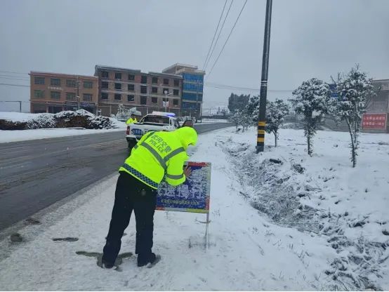众志成城 抗击冰雪② | 武冈市各部门迅速出击 有效应对低温雨雪天气(图2)