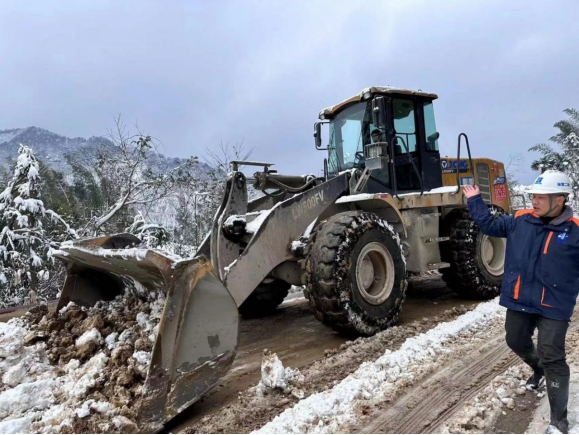 张官项目第二标段建设者在用装载机开道，清理积雪.jpg