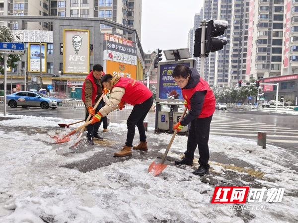 图一燕泉街道主要领导深入辖区开展扫雪除冰志愿服务活动。.jpg