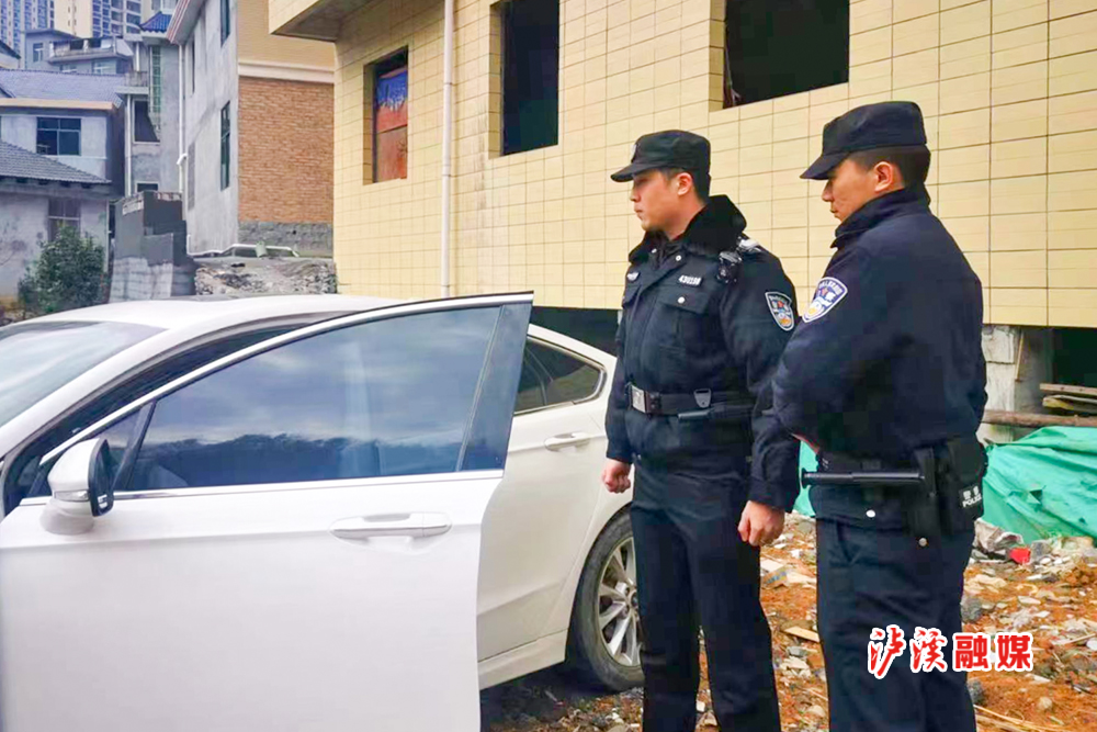 4.图为法院执行干警扣押车辆.jpg