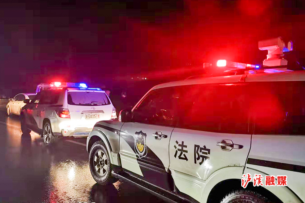 6.图为法院执行干警夜间查人找物.jpg
