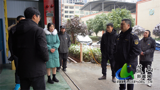 我县开展冰雪天气钢构棚安全专项检查.jpg