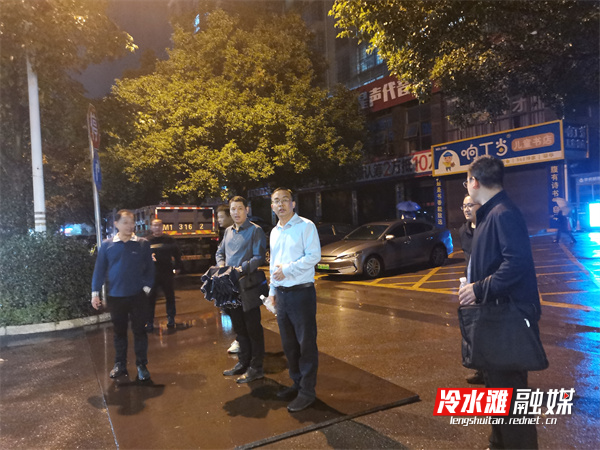 夜话后，区级领导实地调研，协调解决安装减速带和路灯等问题(1).jpg