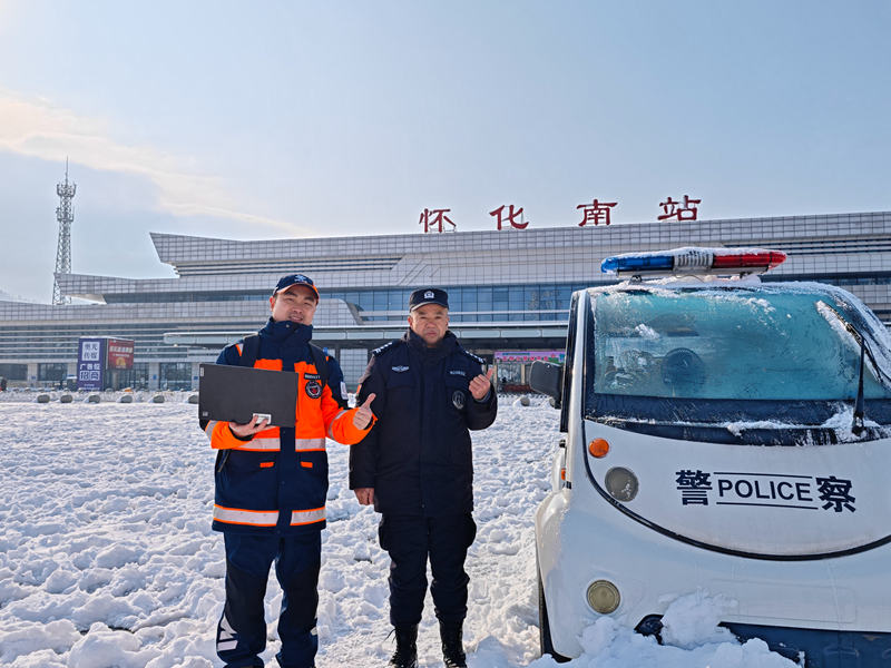 高铁站外（警察合影）_副本.jpg