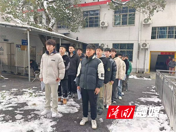 隆回县高平镇开展征兵初审初检工作  严把参军第一关(图1)