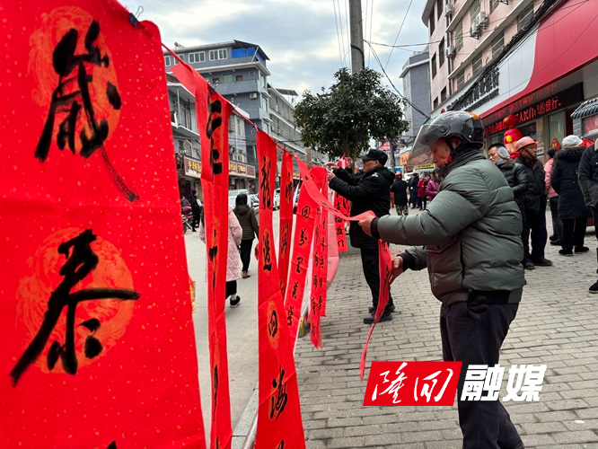 滩头镇组织开展迎新春送春联活动(图1)