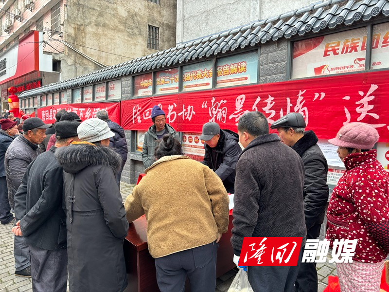 滩头镇组织开展迎新春送春联活动(图2)