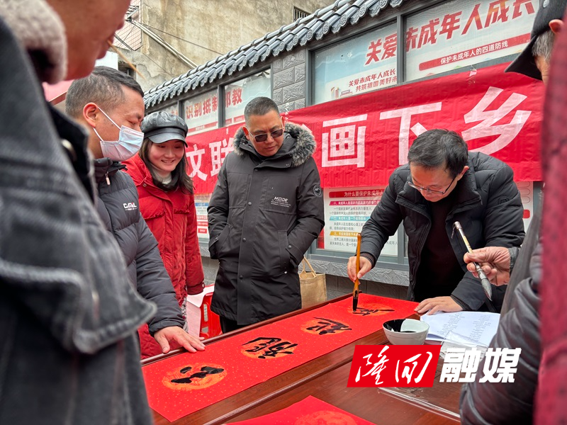 滩头镇组织开展迎新春送春联活动(图3)