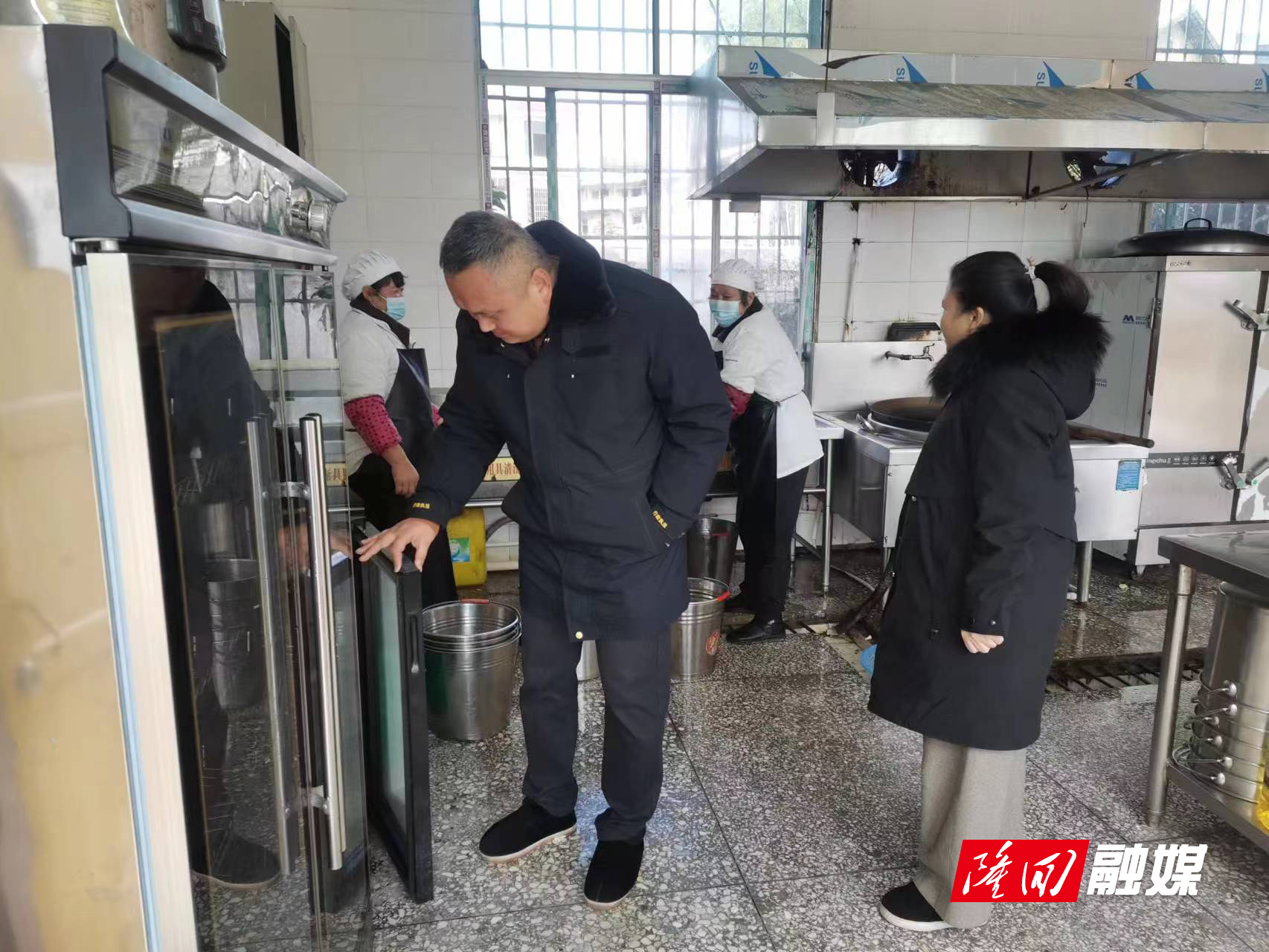 七江镇开展“年关守护”暨校园食品安全排查整治行动(图1)