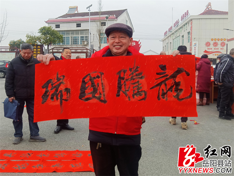 村民领取到了春联 满脸喜悦.jpg