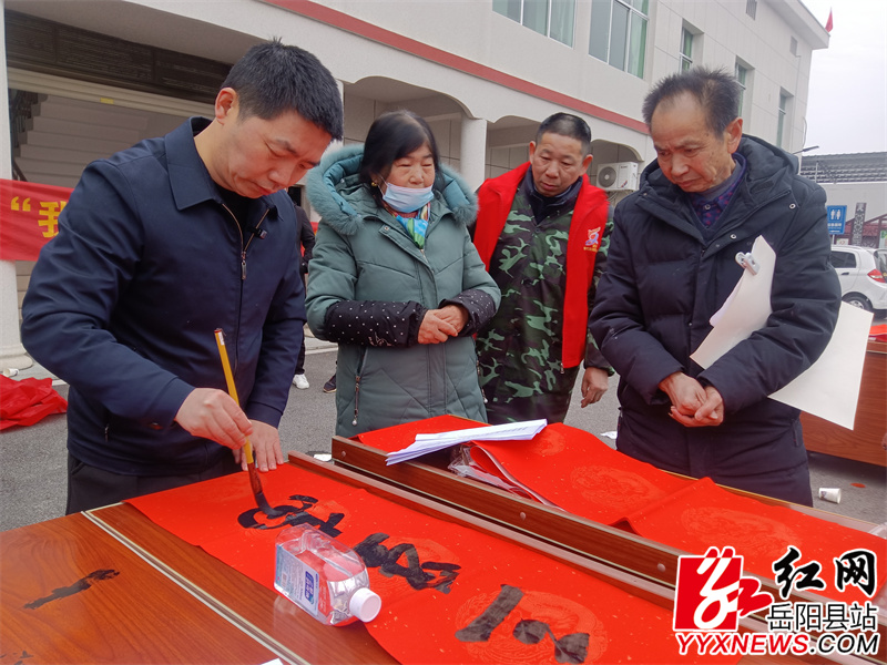 书法爱好者正为村民写春联.jpg