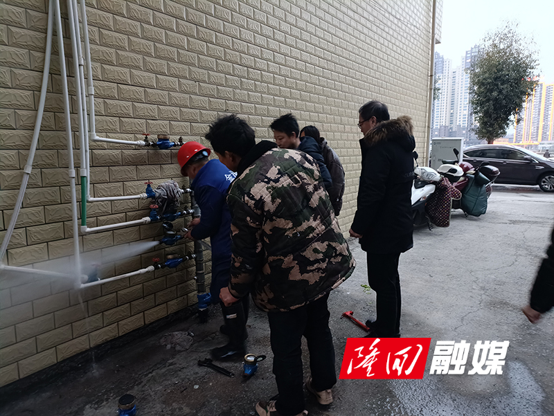 隆回县自来水公司：加班加点忙抢修 凝心聚力保供水(图1)