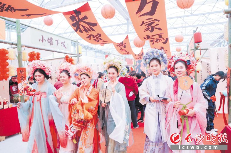 花市迎春。1月27日，2024湖南湘江新区乡村游购暖春季暨第七届（莲花）新春花市活动火热开市。这是众“花神”亮相。陈丹妮 摄