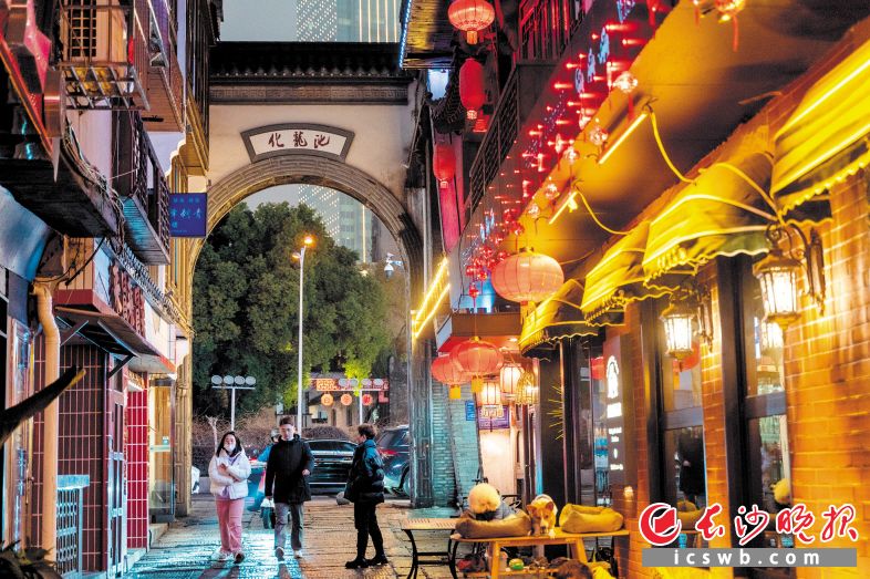 喜庆街巷。在化龙池，红色的灯笼将街道装扮得十分喜庆温馨。
