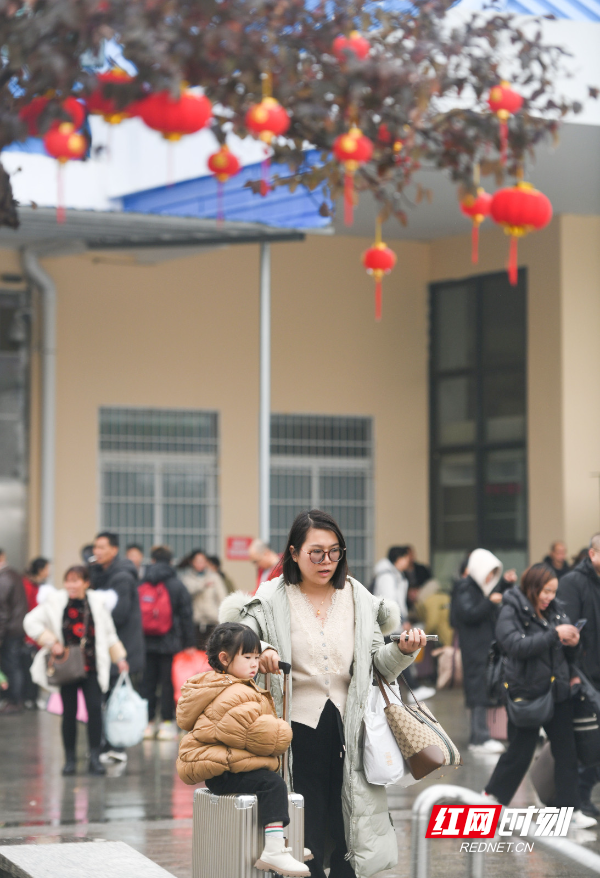 2024年1月30日，在湖南省永州市道县道州站，家长推着孩子从出站口出来。 (2).jpg