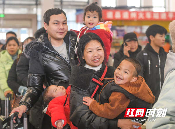 2024年1月30日，在湖南省永州市道县道州站，家长带着小孩子们准备检票上车。 (1).jpg