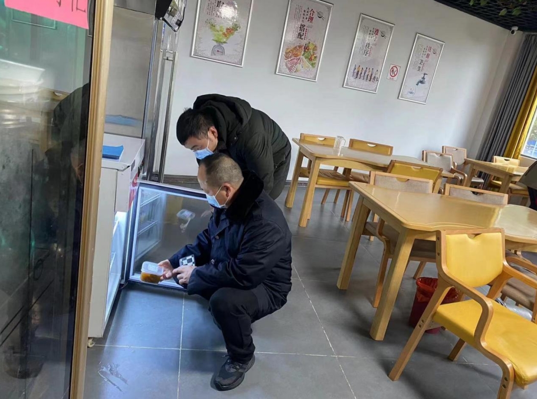 双清区开展节前养老机构食品安全联合检查 (图2)