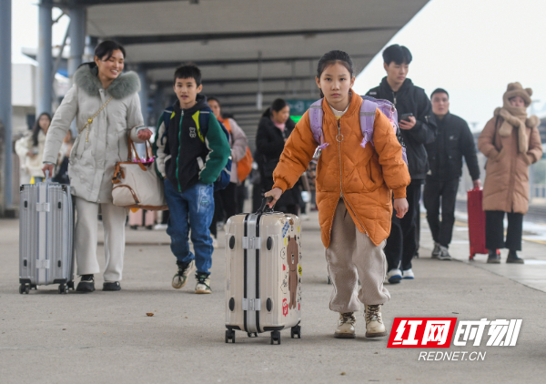 2024年1月30日，在湖南省永州市道县道州站，孩子推着行李走在站台上。.jpg