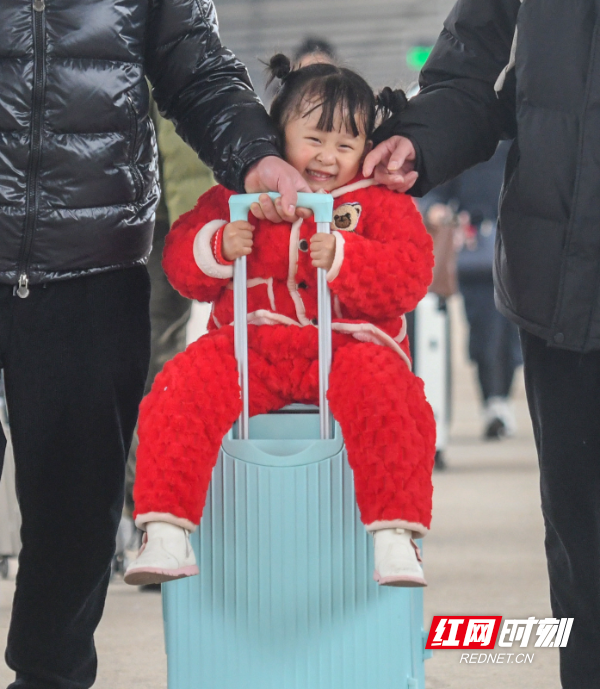 2024年1月30日，在湖南省永州市道县道州站，家长推着小孩子出站。 (4).jpg