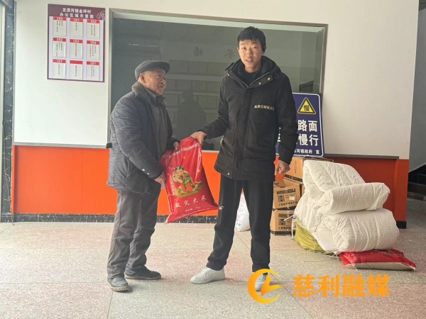 开展春节慰问活动1_副本.jpg