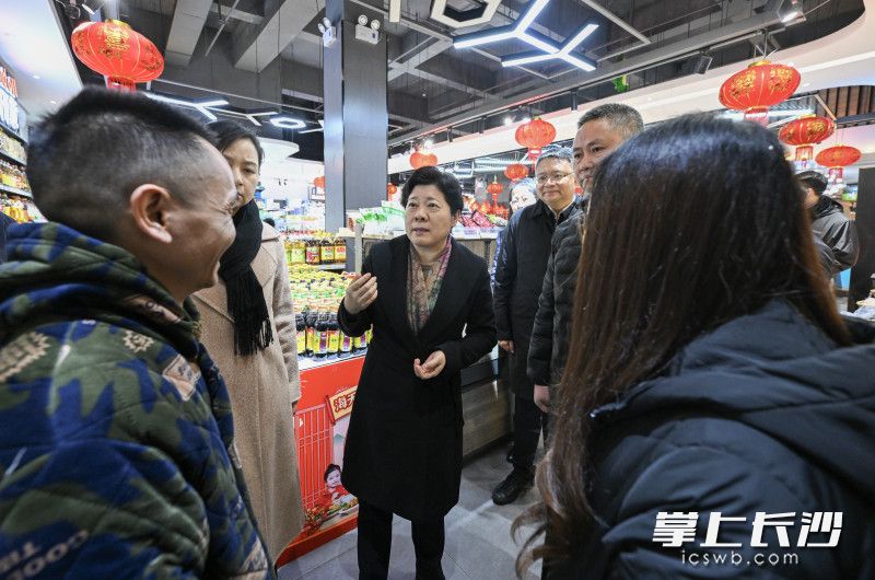 在雨花区一家社区生鲜超市，吴桂英反复叮嘱经营者做好安全生产第一责任人。